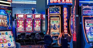 888 hall Slot Games Myanmar ကစားသမား KBZPay ဖြင့် Online Slots ကစားနေသည့် မြင်ကွင်း